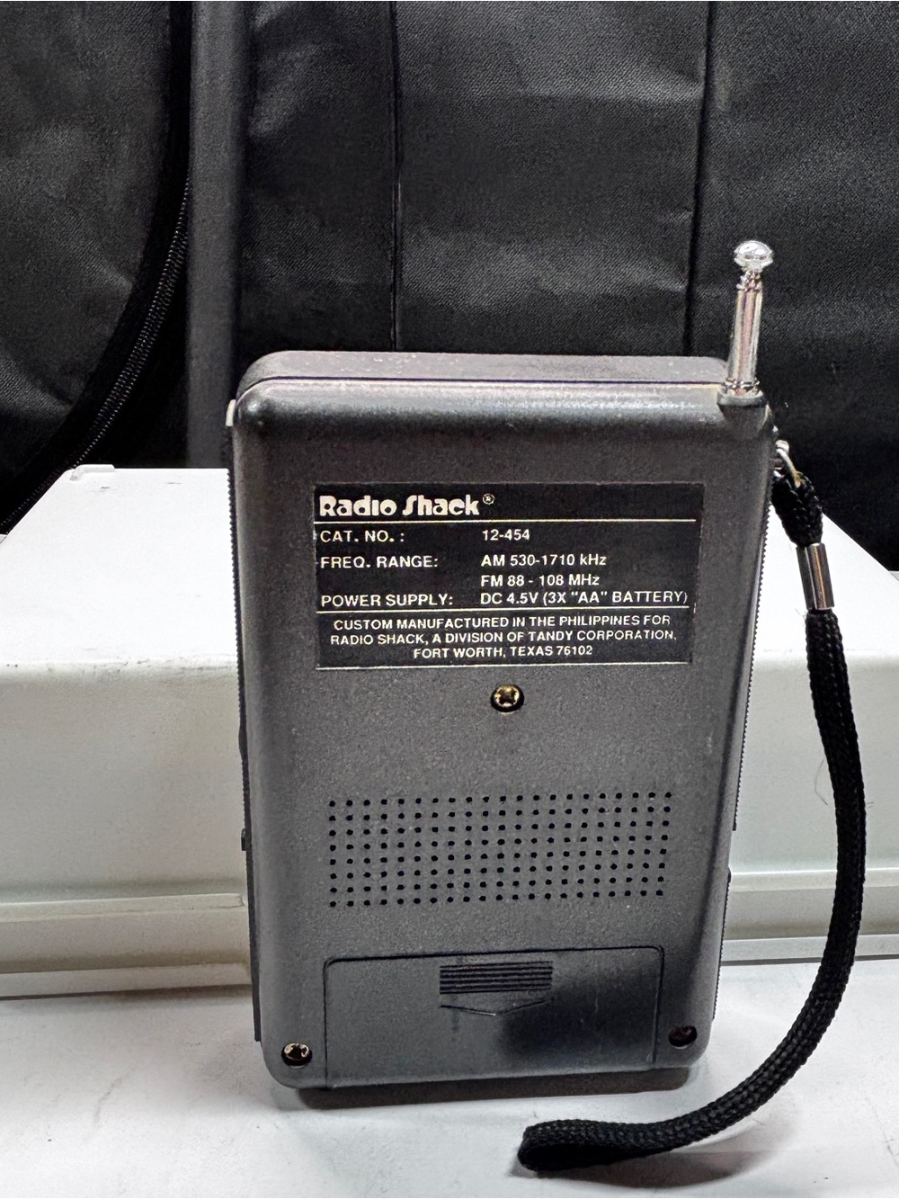 Vintage Radio Shack Black Portable AM/FM Radio 12-454 Radio Shack  WORKS - Picture 2 of 7